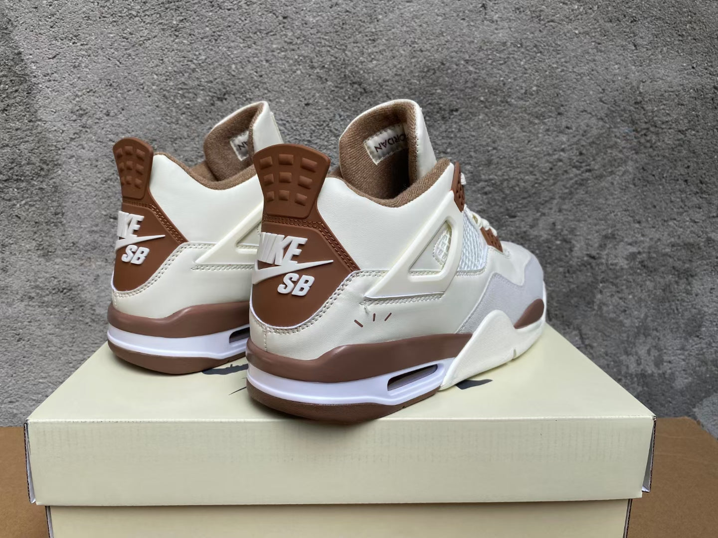 AIR JORDAN 4