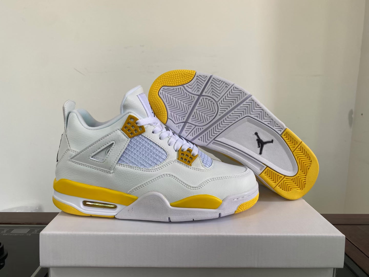 AIR JORDAN 4
